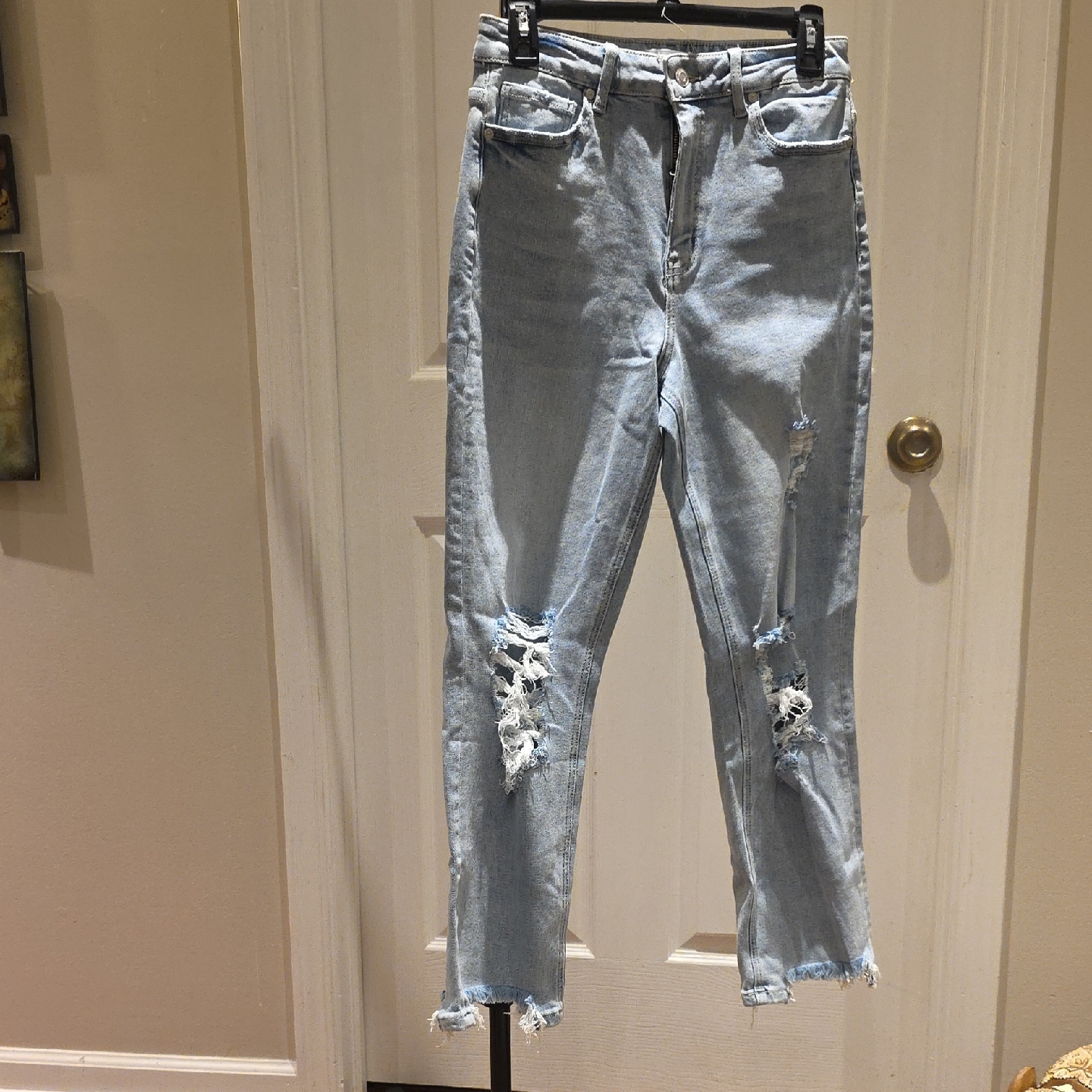 Windsor Light Wash Distressed Cropped Jeans